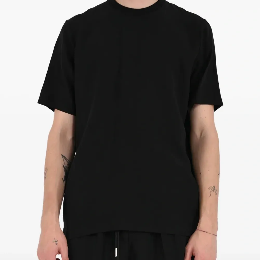 футболка с круглым вырезом