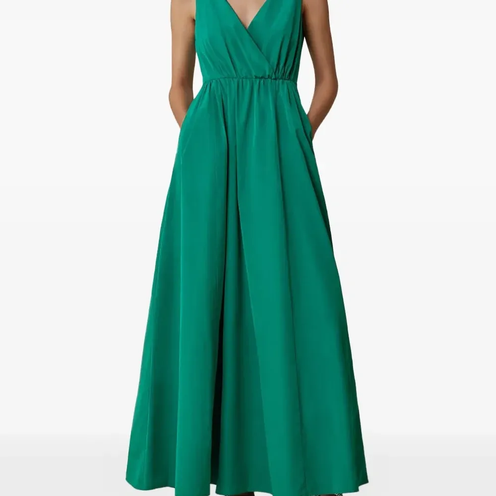 платье макси с V-образным вырезом