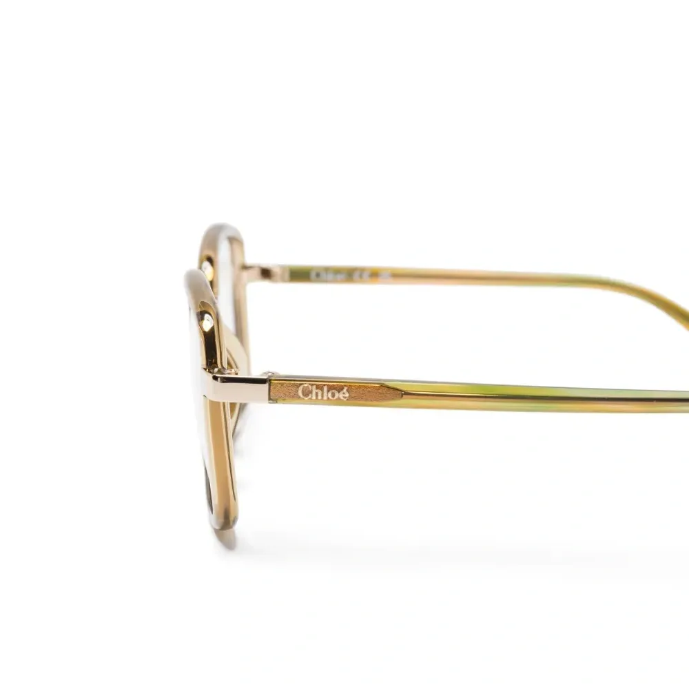 очки в прямоугольной оправе