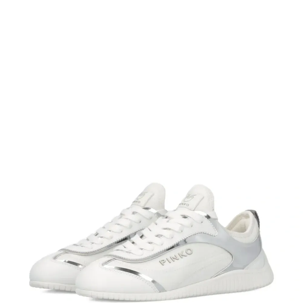 Кроссовки с логотипом