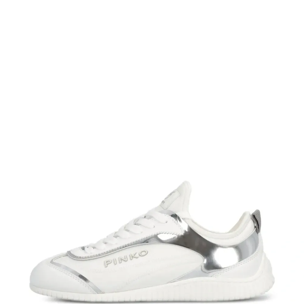 Кроссовки с логотипом