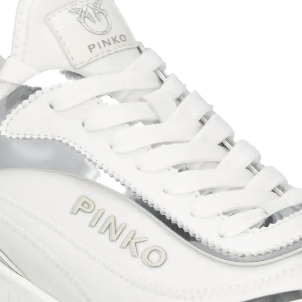 Кроссовки с логотипом