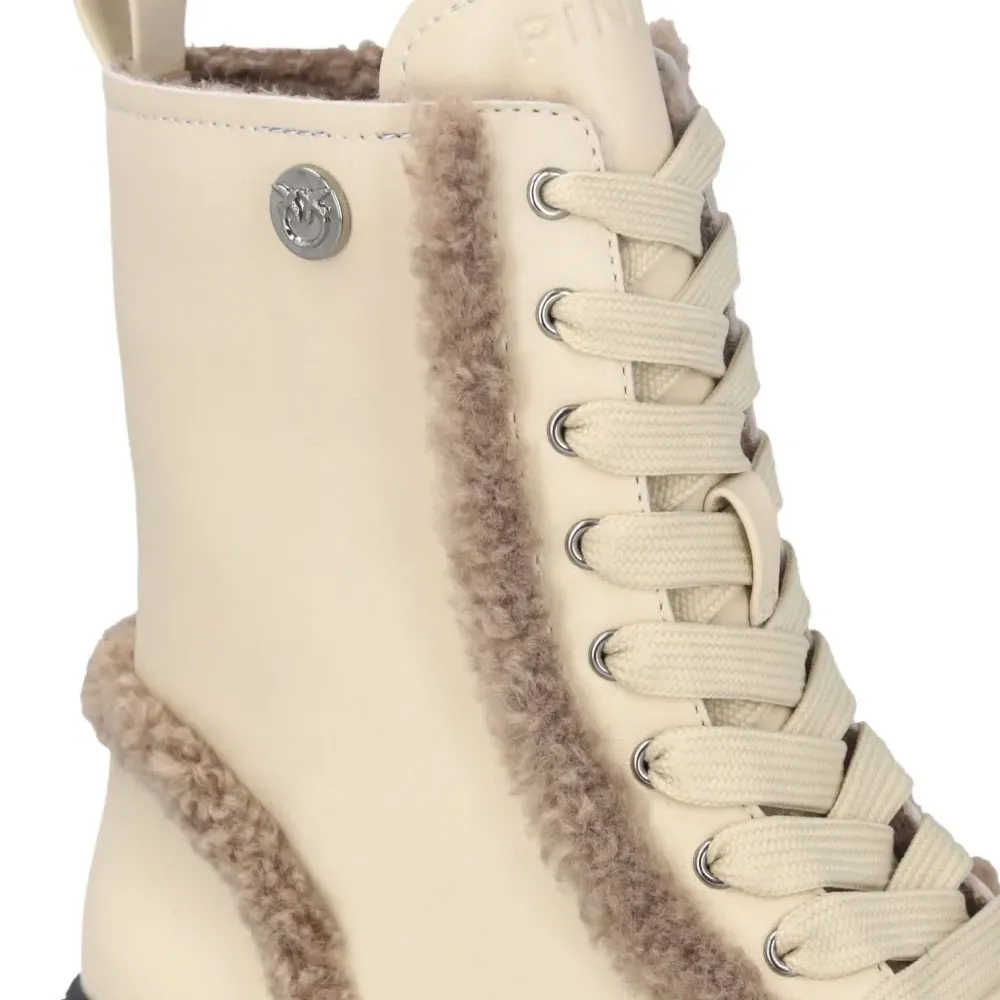 Ботинки на шнуровке