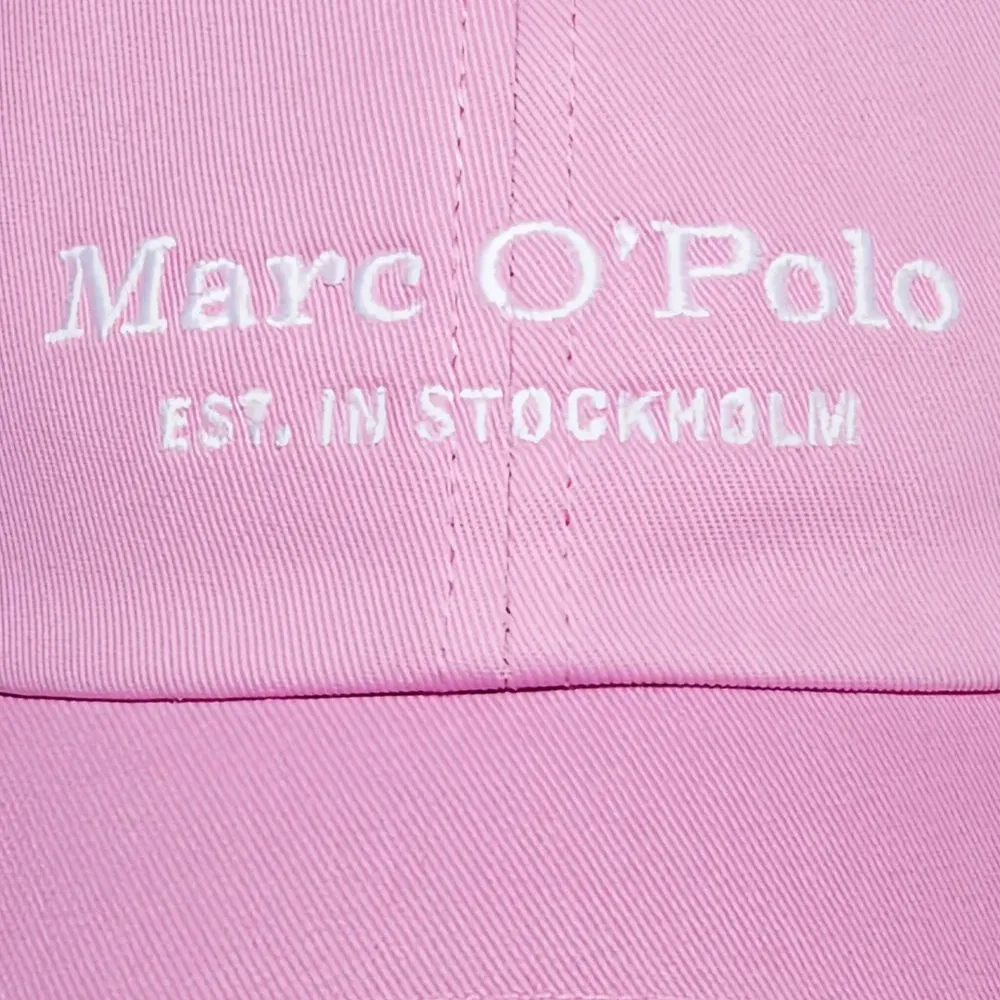 Бейсболка с вышитым логотипом