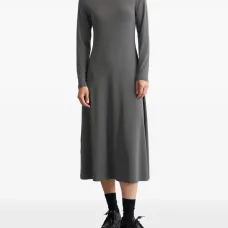 платье с высоким воротником и длинными рукавами