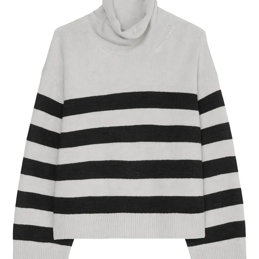 Полосатый свитер с высоким воротником