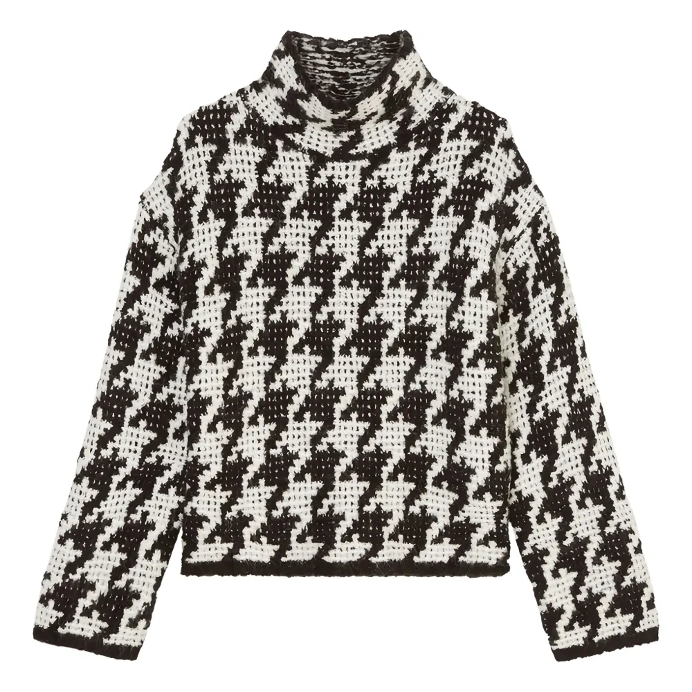 свитер в ломаную клетку с высоким воротником