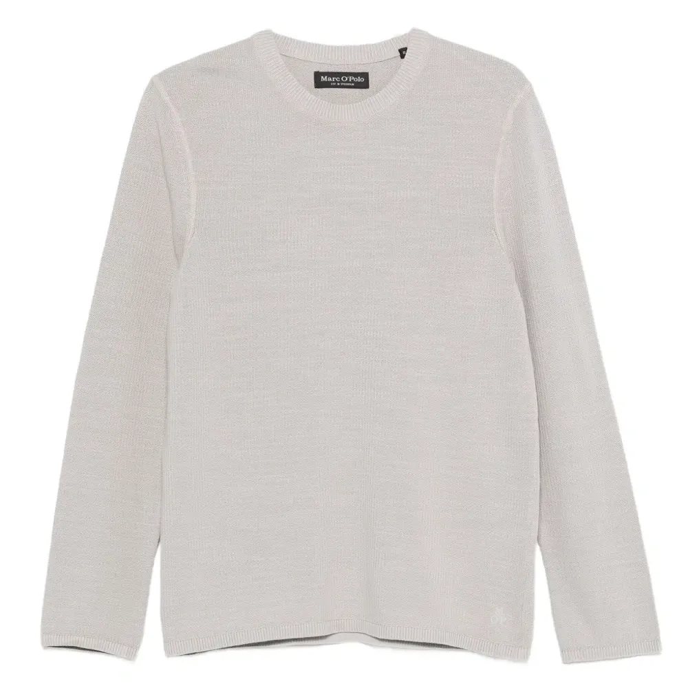 Свитер с вышитым логотипом