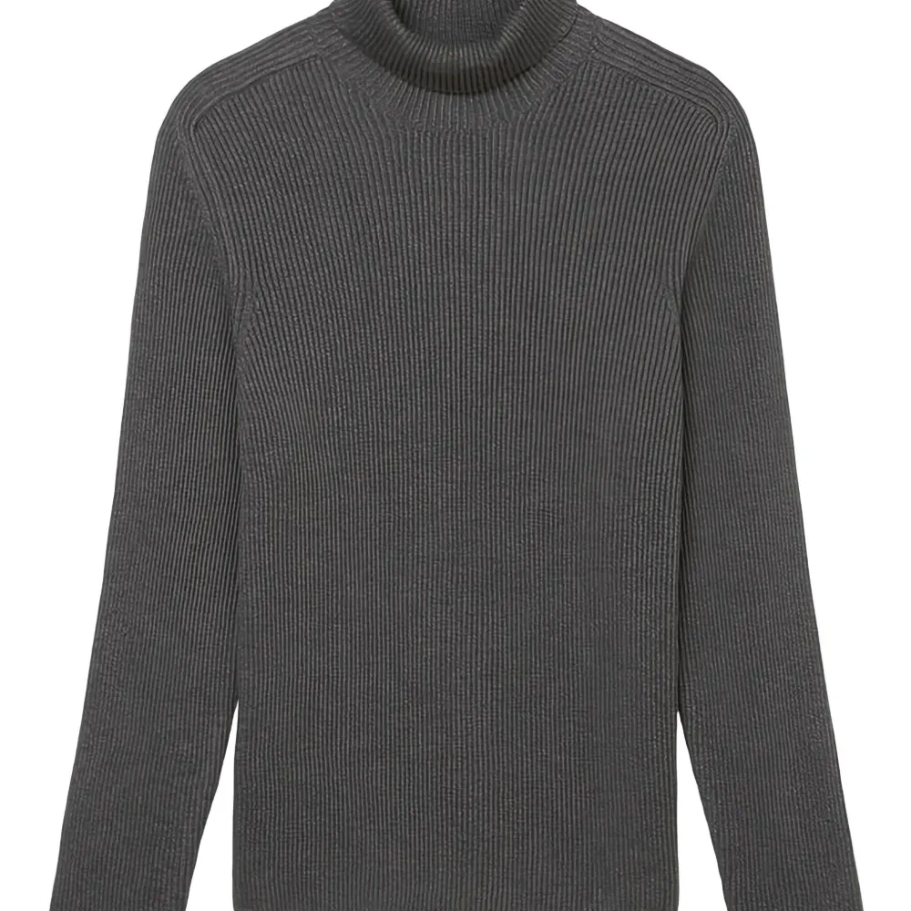 свитер в рубчик с высоким воротником