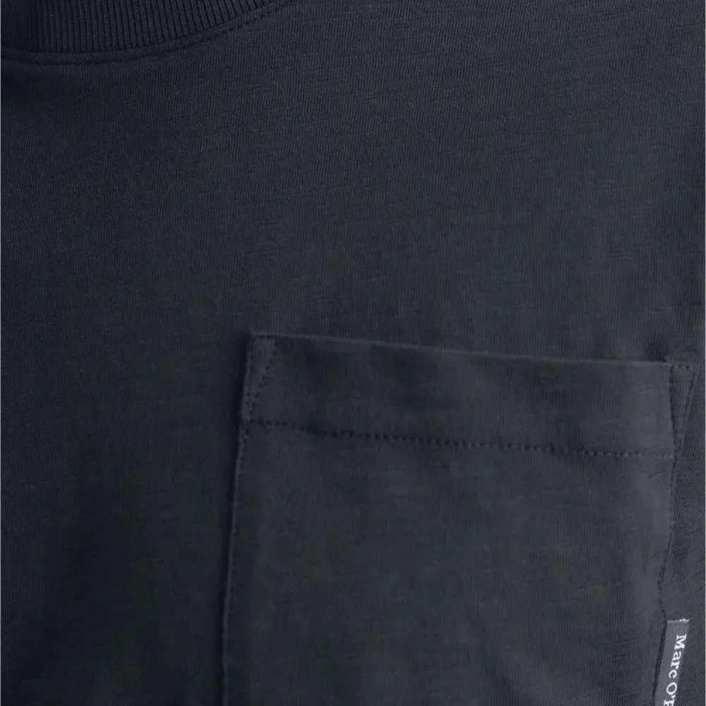 Футболка с длинными рукавами и нагрудным карманом