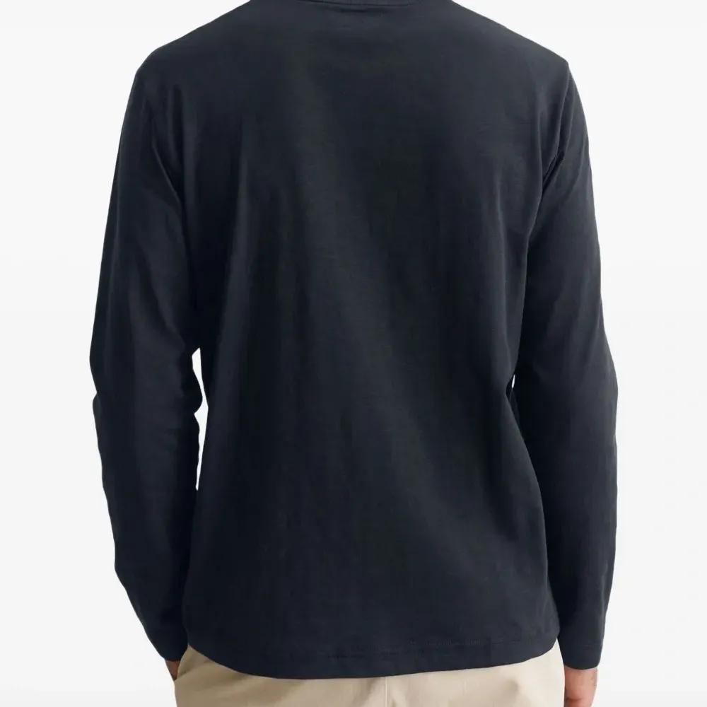 Футболка с длинными рукавами и нагрудным карманом