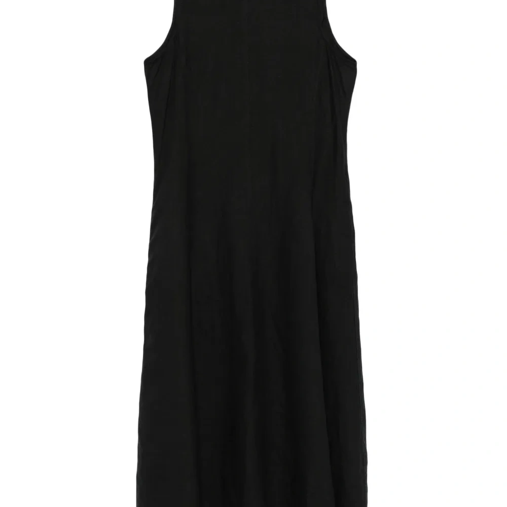 Расклешенное платье без рукавов