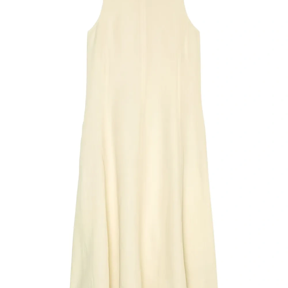 расклешенное платье без рукавов