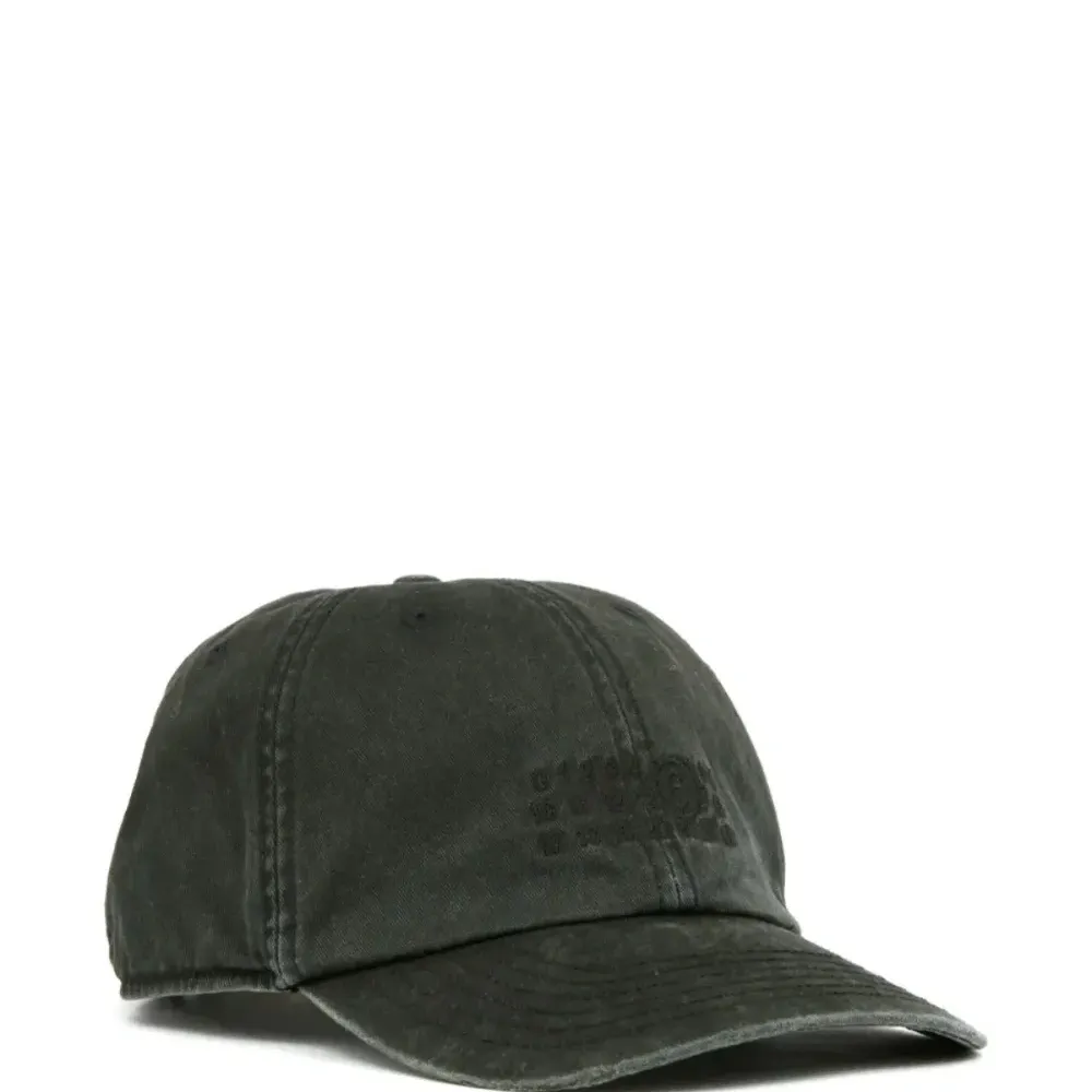 Бейсболка с вышитым логотипом