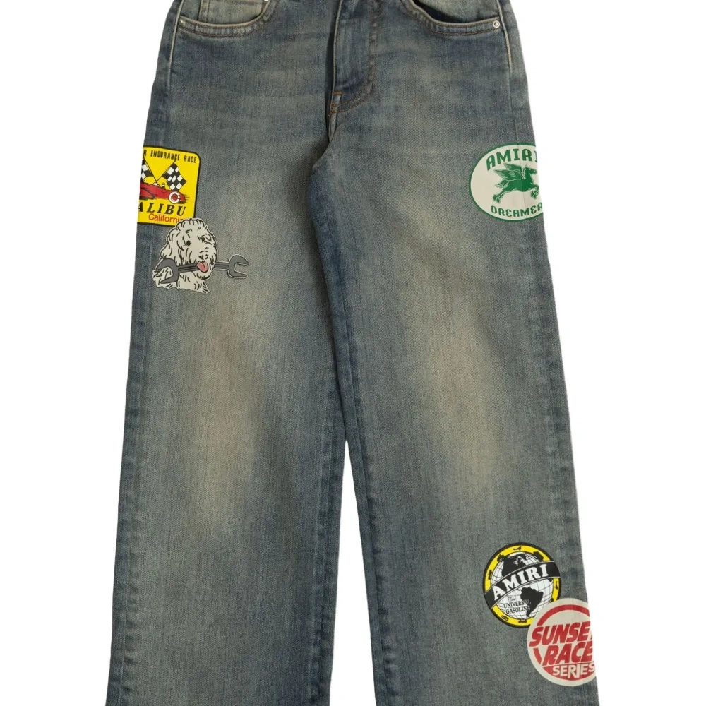 Широкие джинсы с нашивками