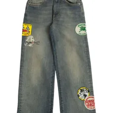 Широкие джинсы с нашивками