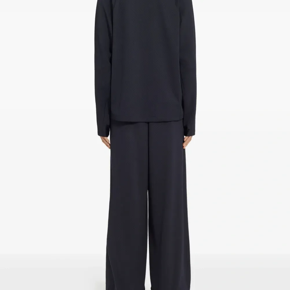 Футболка с длинными рукавами и фактурным логотипом