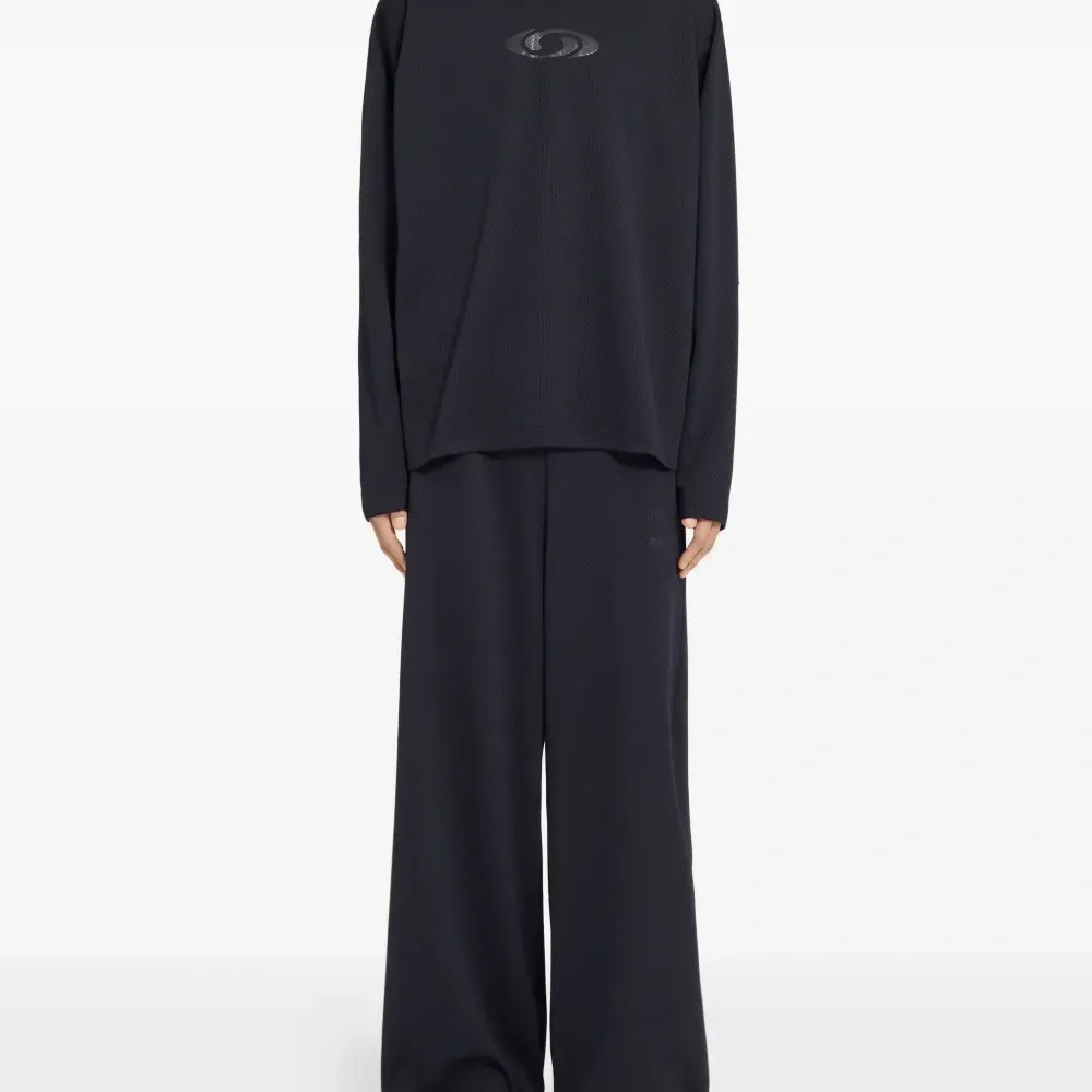 Футболка с длинными рукавами и фактурным логотипом