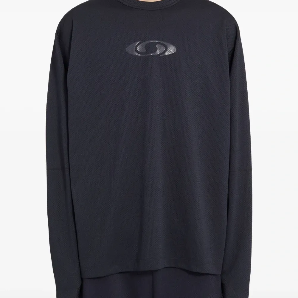 Футболка с длинными рукавами и фактурным логотипом