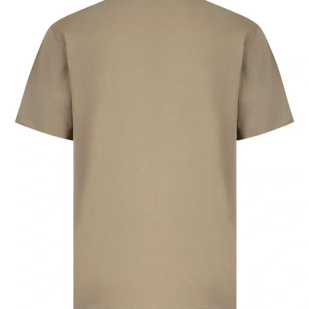 футболка с тисненым логотипом