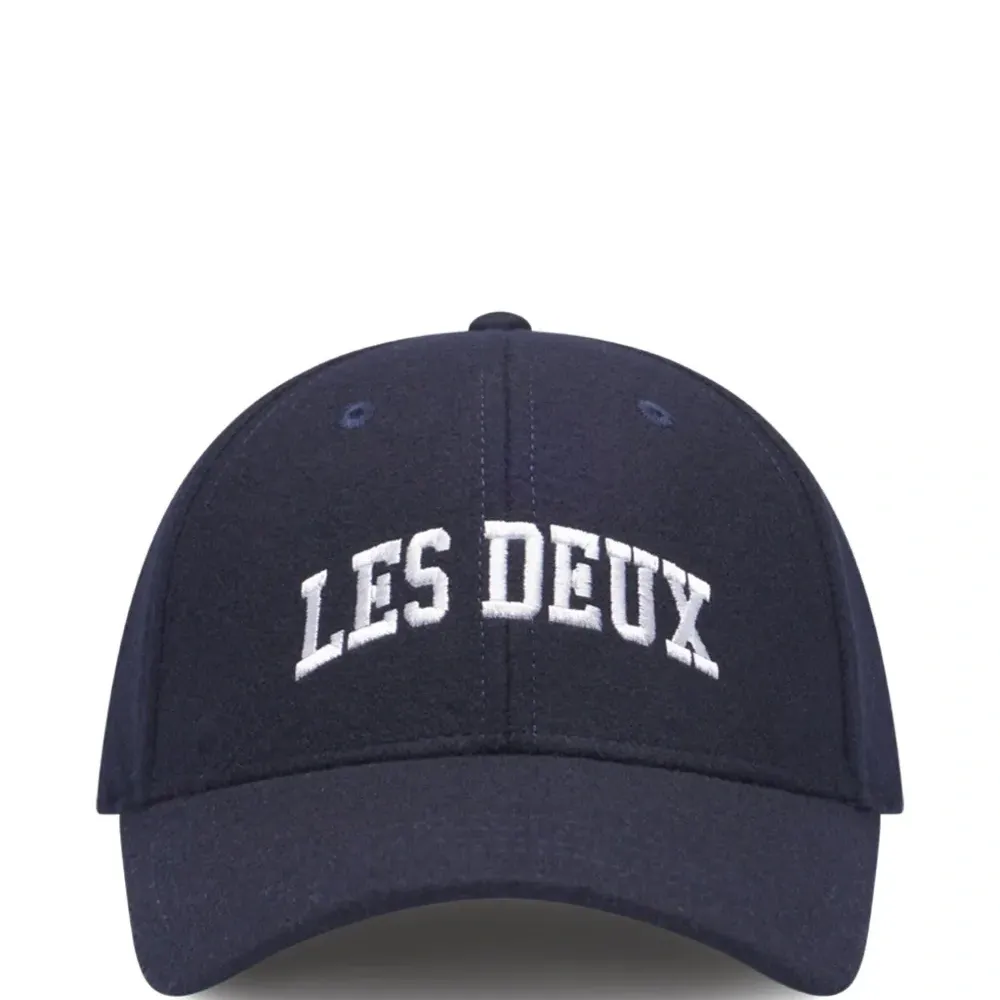 Бейсболка с вышитым логотипом