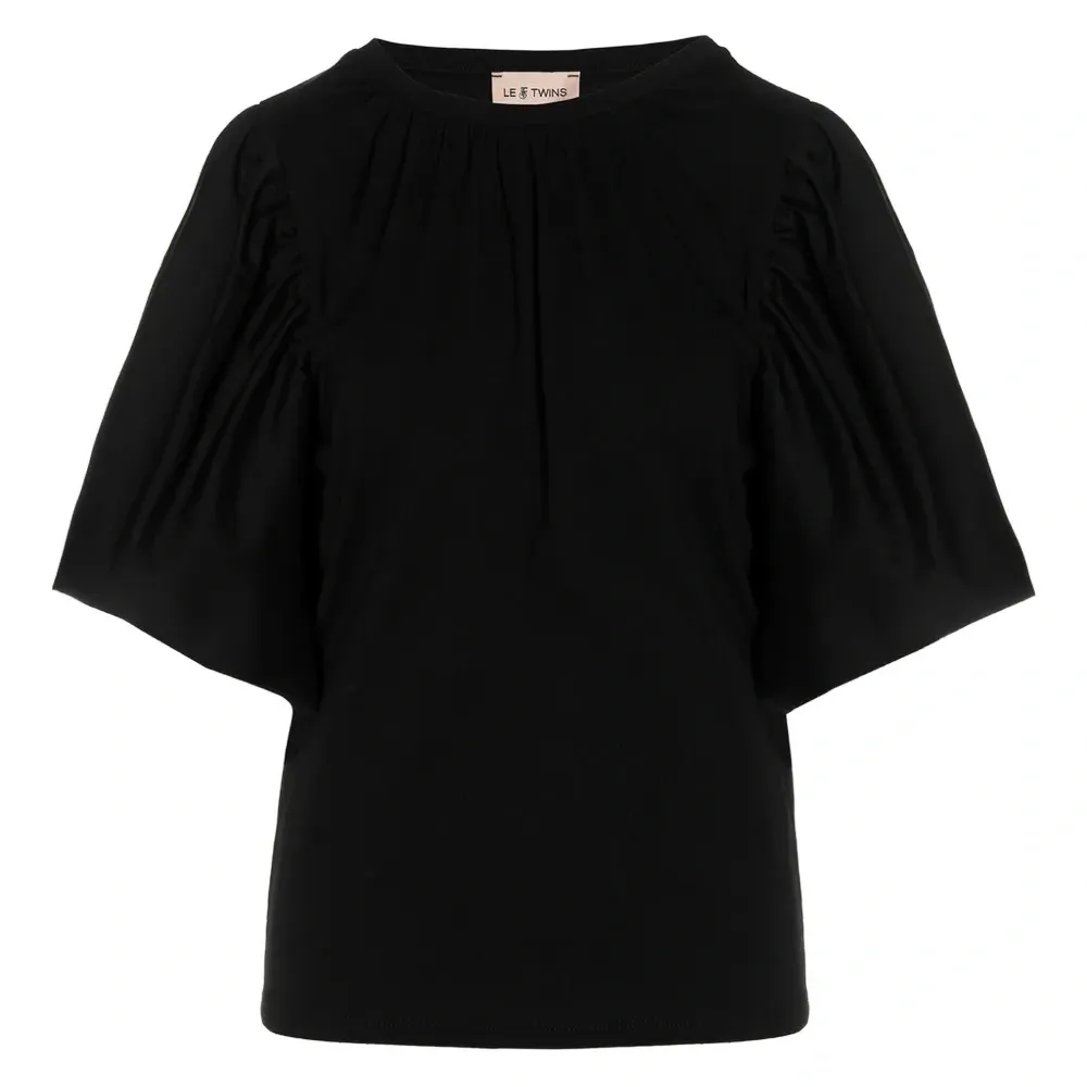 футболка с объемными плечами