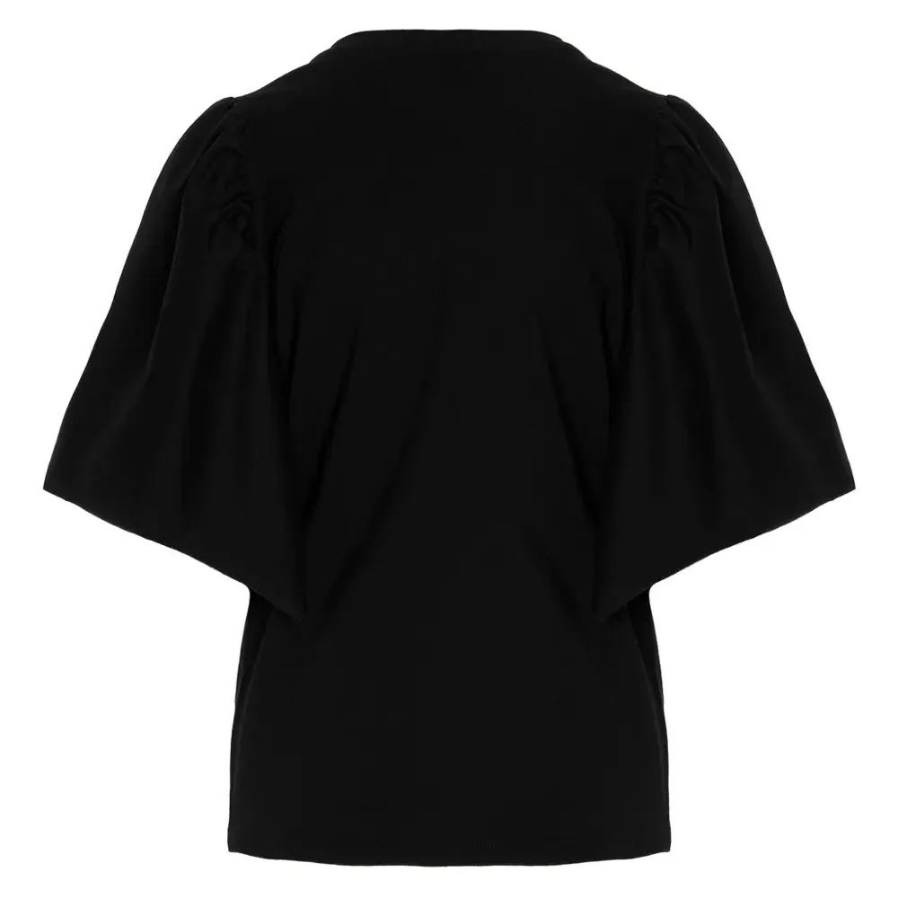 футболка с объемными плечами