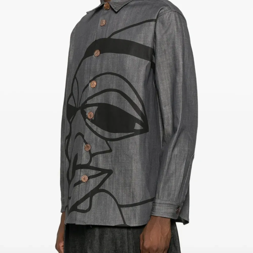 Джинсовая рубашка с принтом