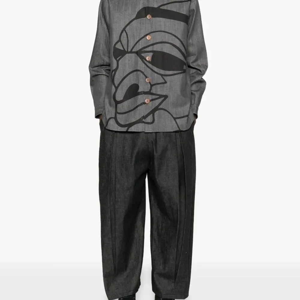 Джинсовая рубашка с принтом