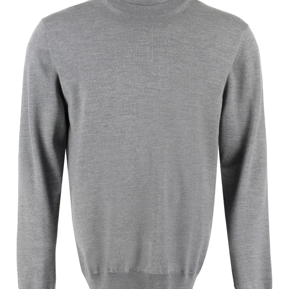 шерстяной свитер с высоким воротником