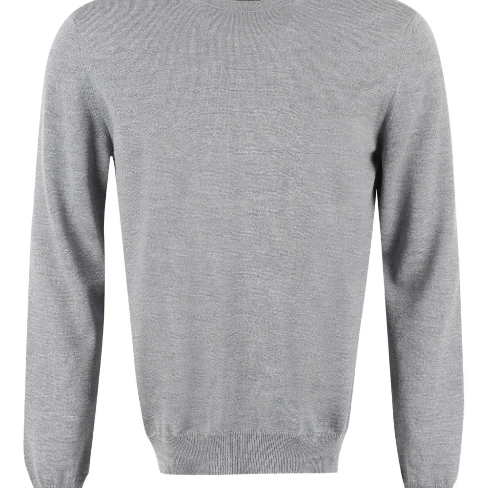 шерстяной свитер с круглым вырезом