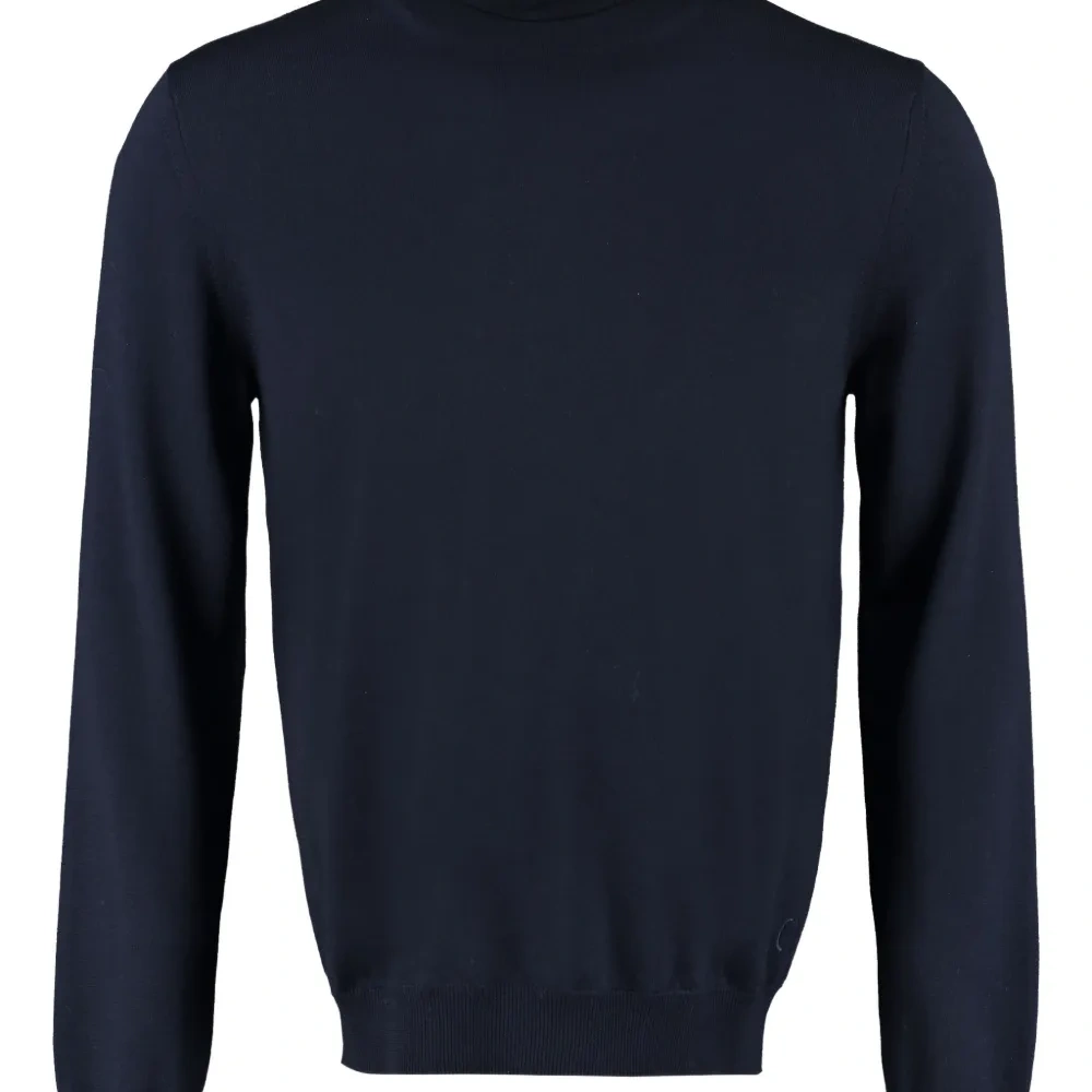 шерстяной свитер с высоким воротником