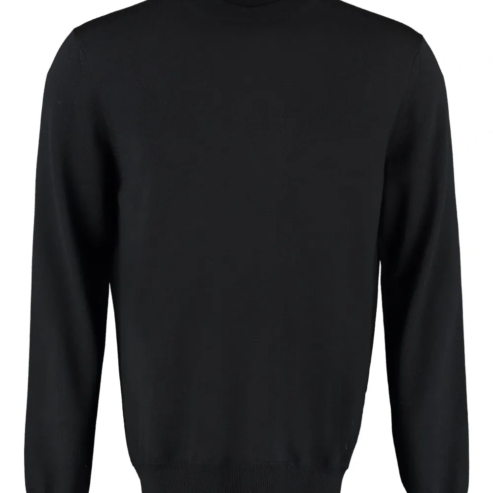 шерстяной свитер с высоким воротником