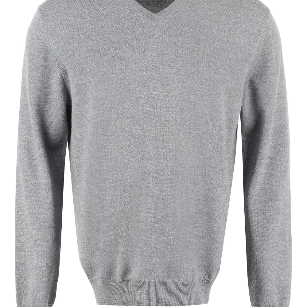 свитер с V-образным вырезом