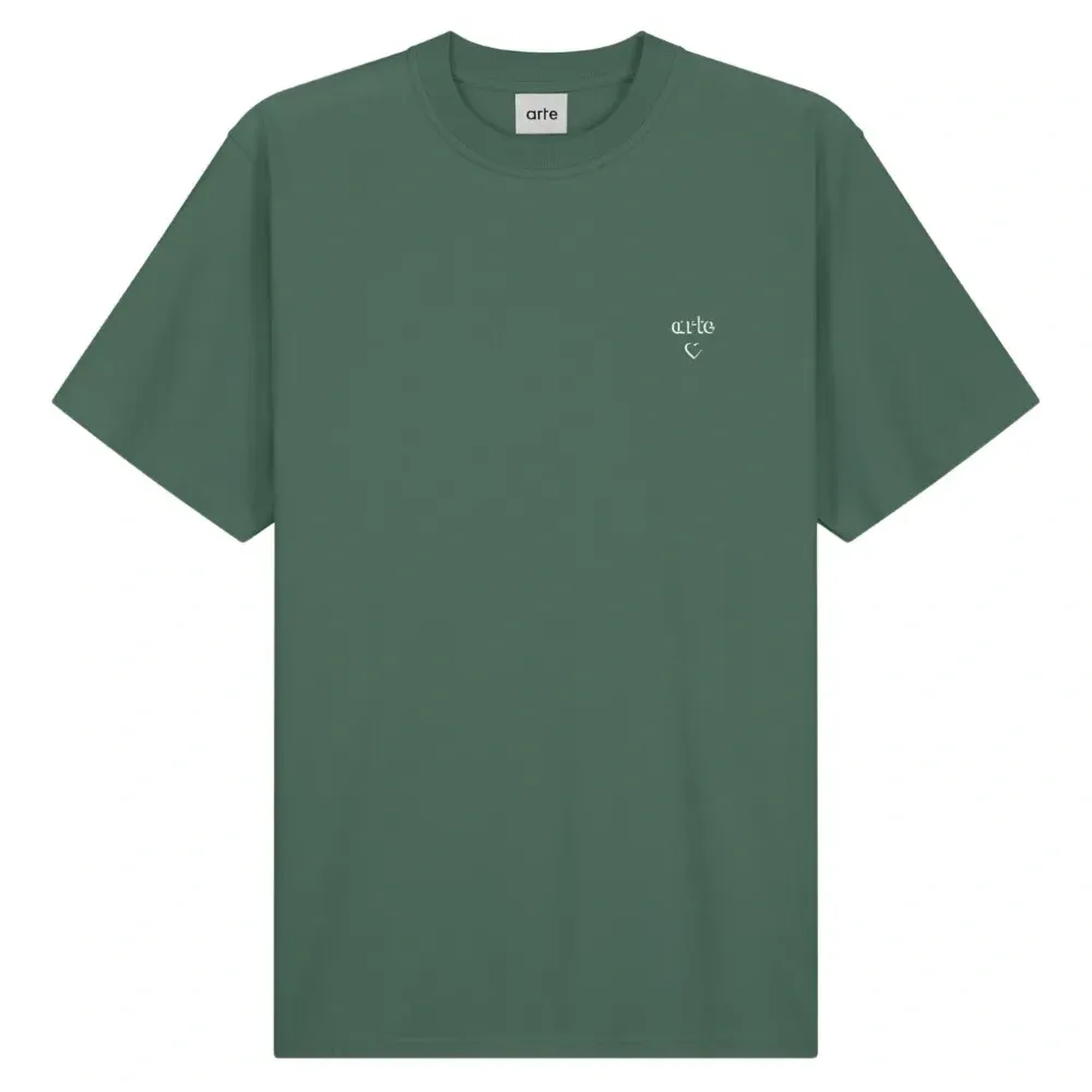 Футболка с вышитым логотипом