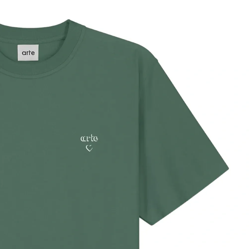 Футболка с вышитым логотипом