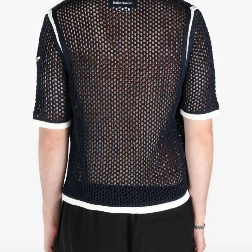 Футболка в технике кроше из коллаборации с Wales Bonner
