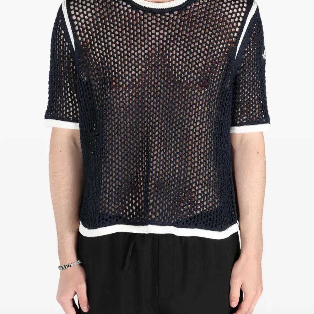 Футболка в технике кроше из коллаборации с Wales Bonner