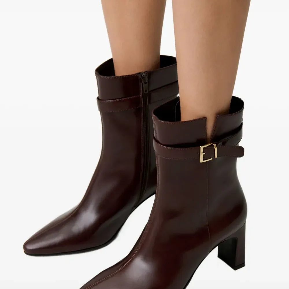 Ботильоны с заостренным носком и пряжкой Ботильоны с заостренным носком и пряжкой