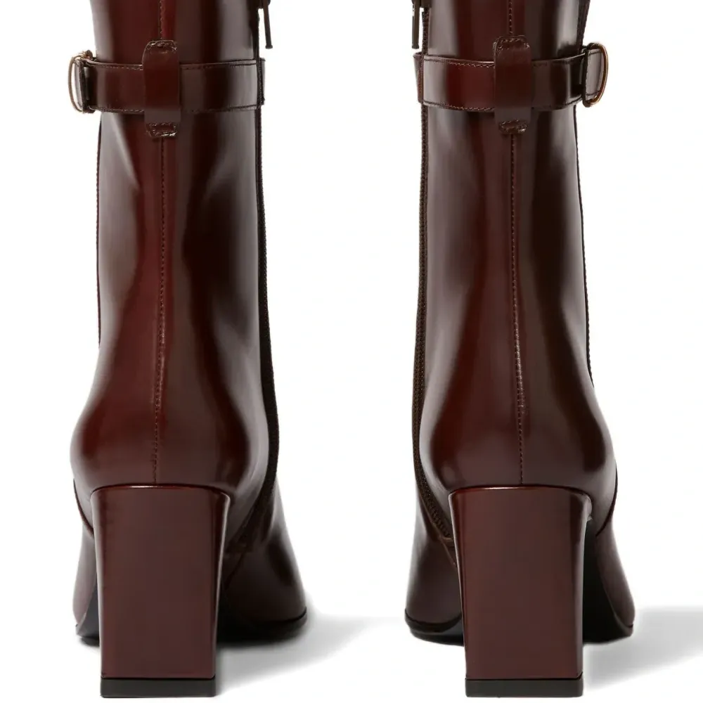 Ботильоны с заостренным носком и пряжкой Ботильоны с заостренным носком и пряжкой