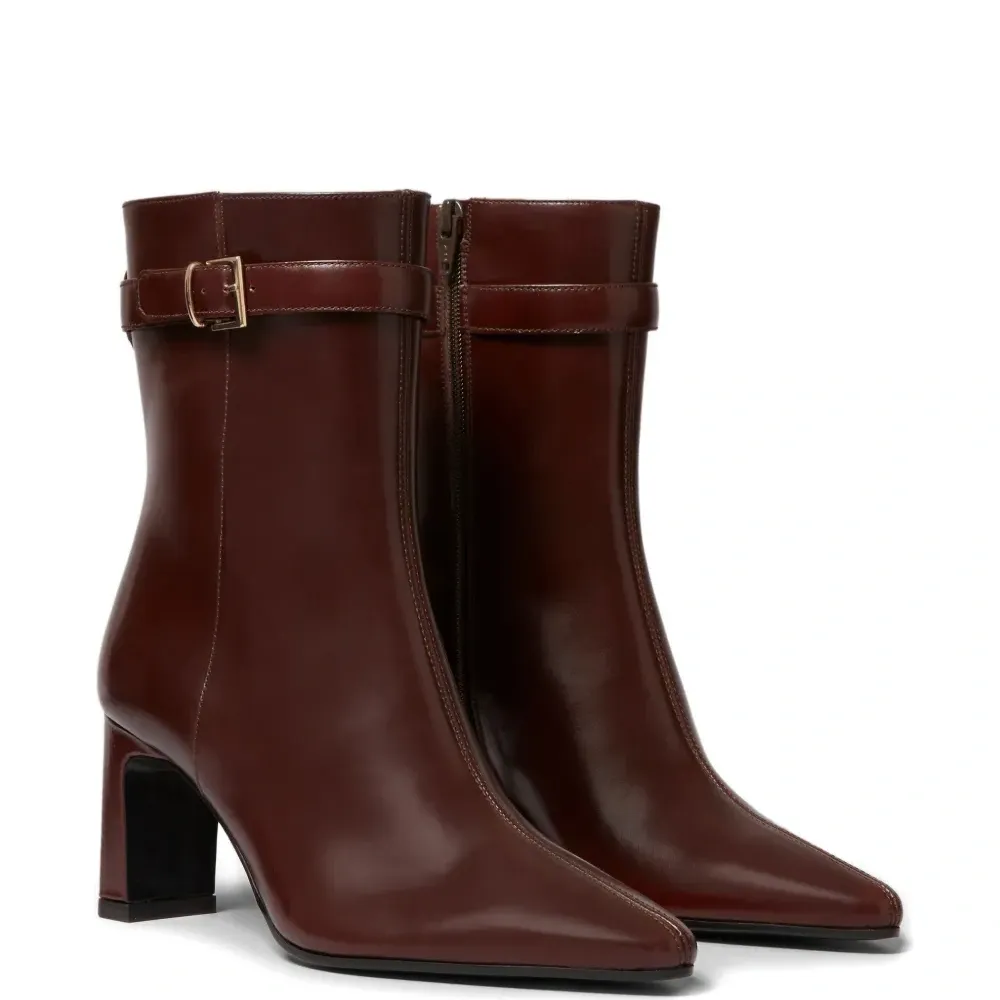 Ботильоны с заостренным носком и пряжкой Ботильоны с заостренным носком и пряжкой