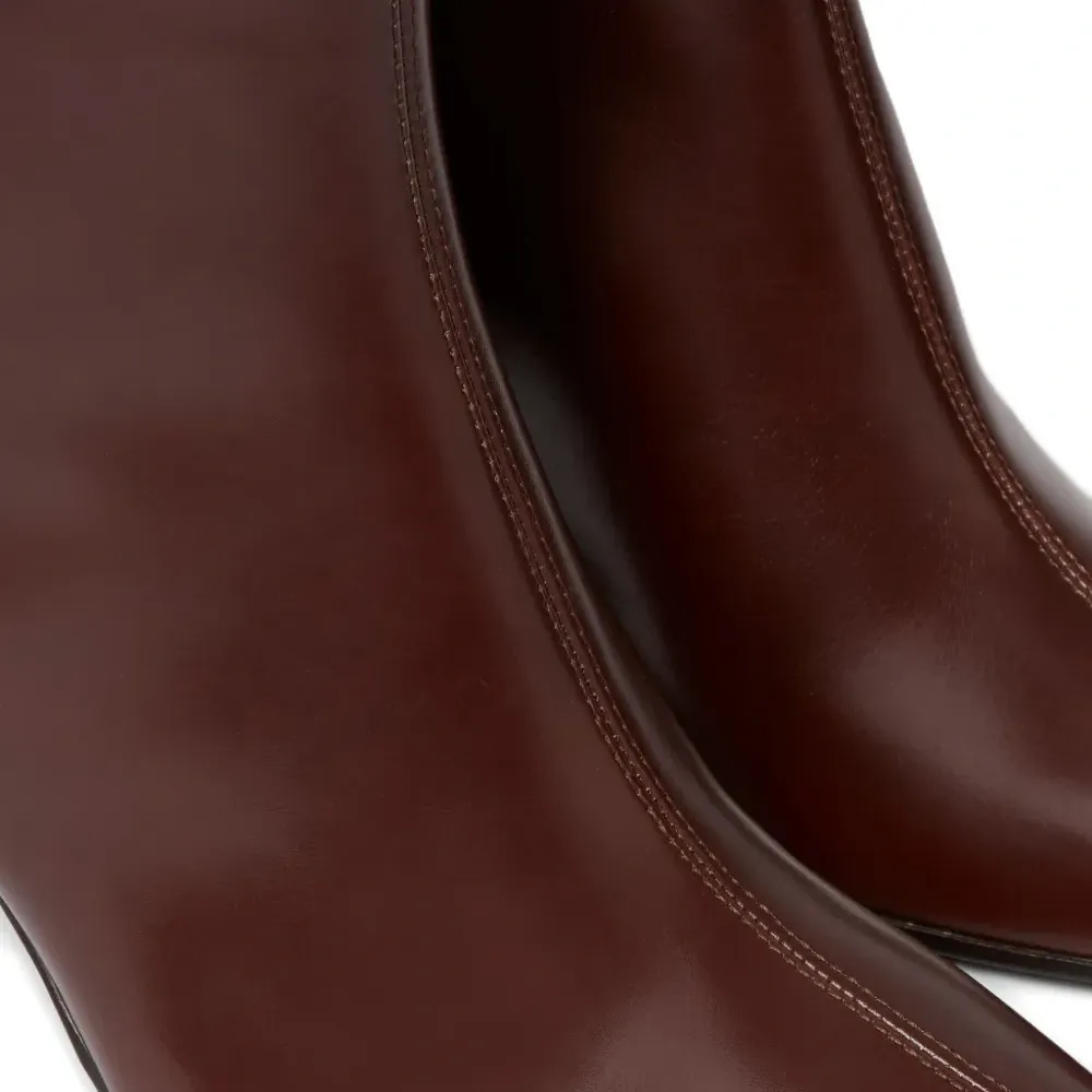 Ботильоны с заостренным носком и пряжкой Ботильоны с заостренным носком и пряжкой