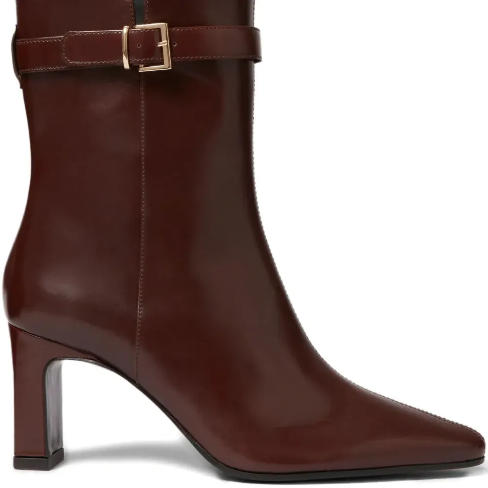 Ботильоны с заостренным носком и пряжкой Ботильоны с заостренным носком и пряжкой