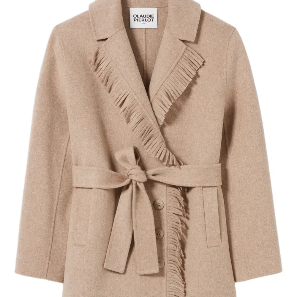 Пальто с поясом и отделкой из бахромы