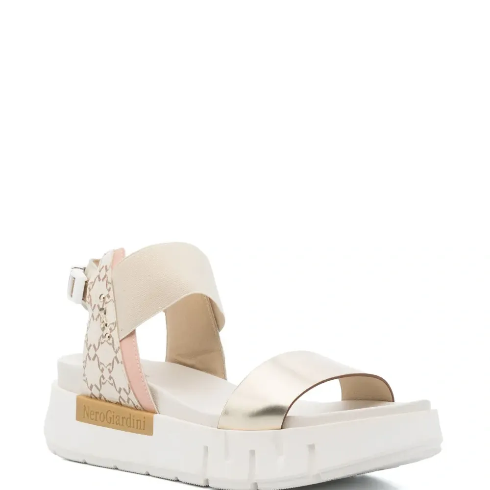 сандалии на платформе