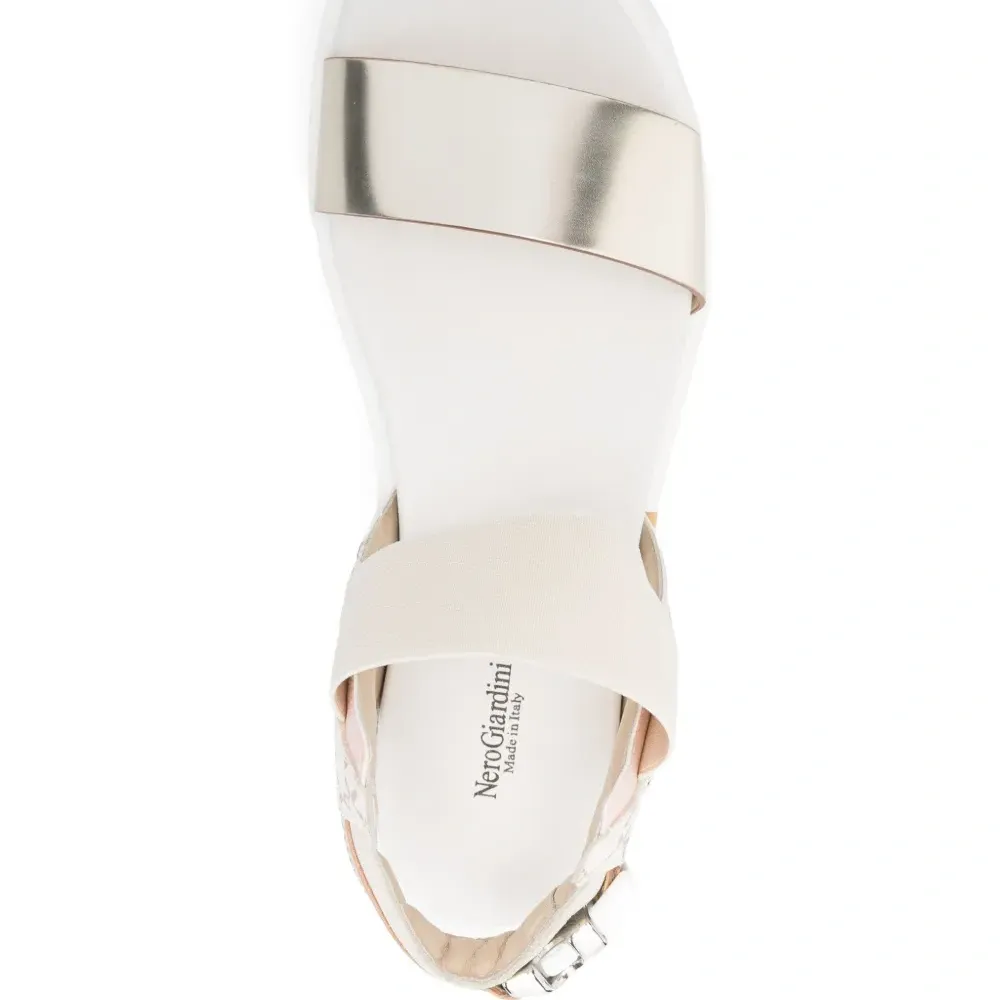 сандалии на платформе