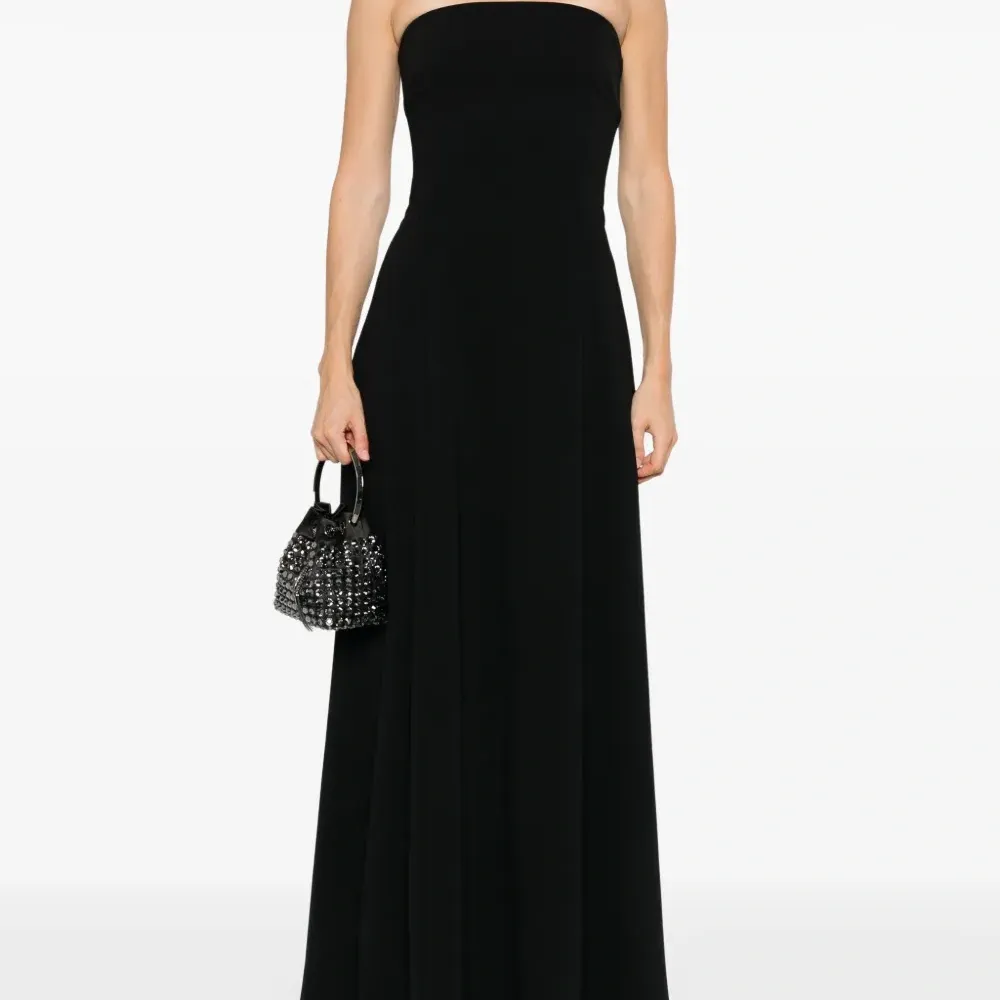 платье без рукавов