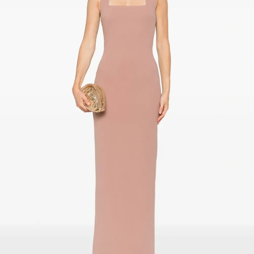 платье без рукавов