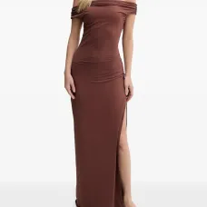 Платье макси с открытыми плечами и разрезом Платье макси с открытыми плечами и разрезом