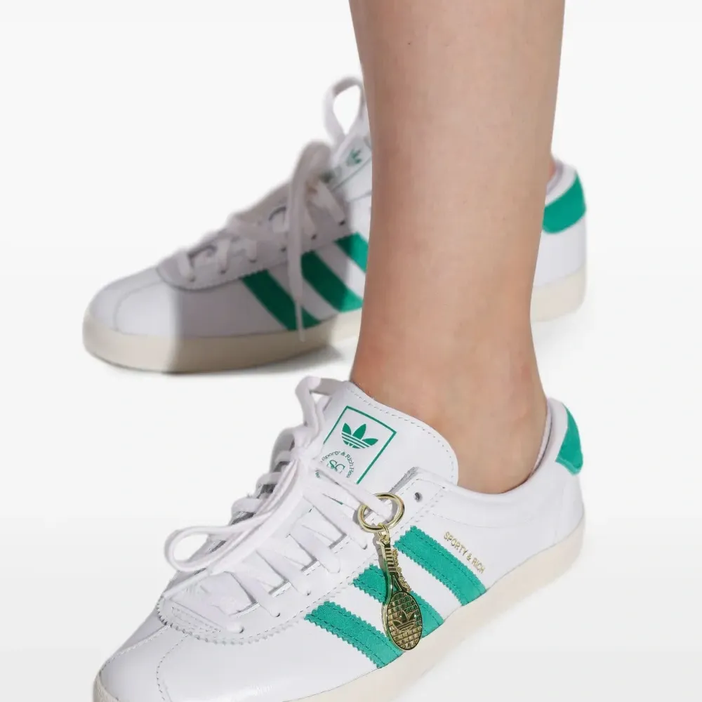 кроссовки с полосками